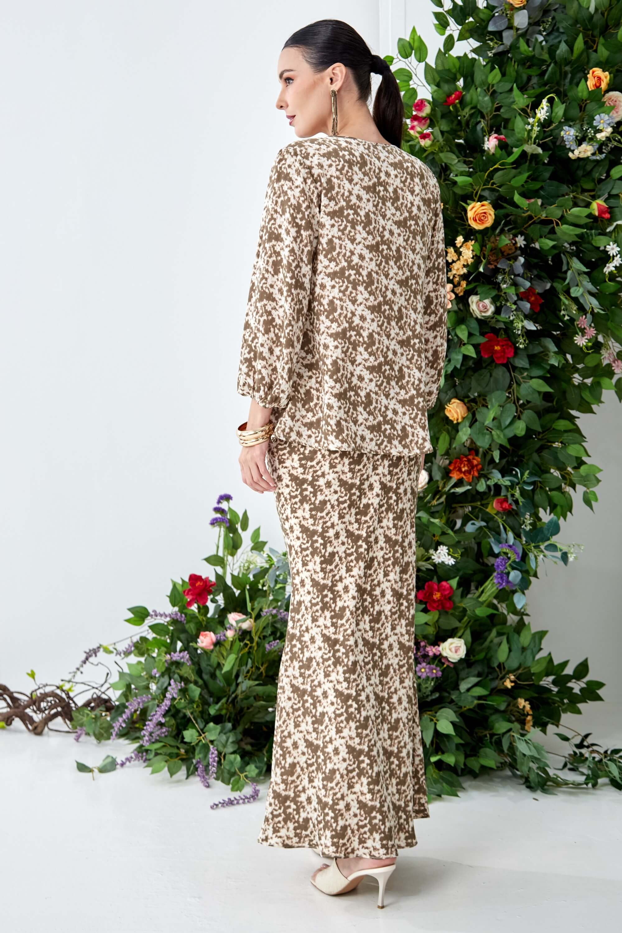 Wawa Brown Batik Blouse & Skirts Sets (4)