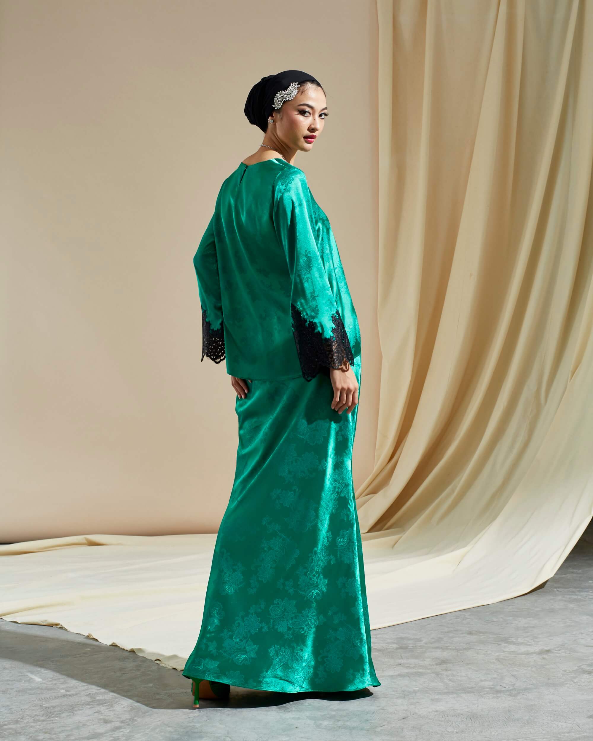 Azizah Emerald Green Blouse & Skirt (Set) (3)