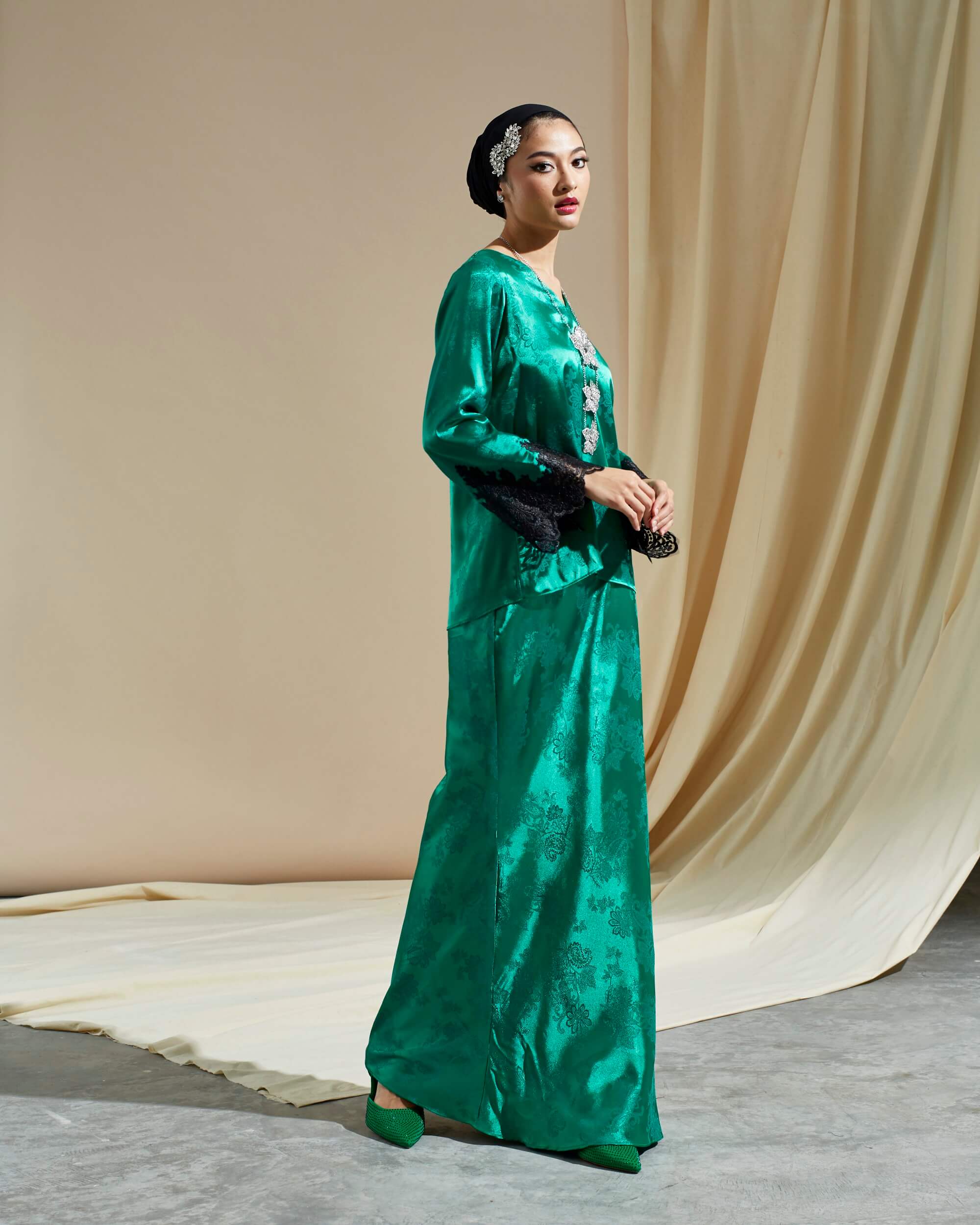 Azizah Emerald Green Blouse & Skirt (Set) (4)