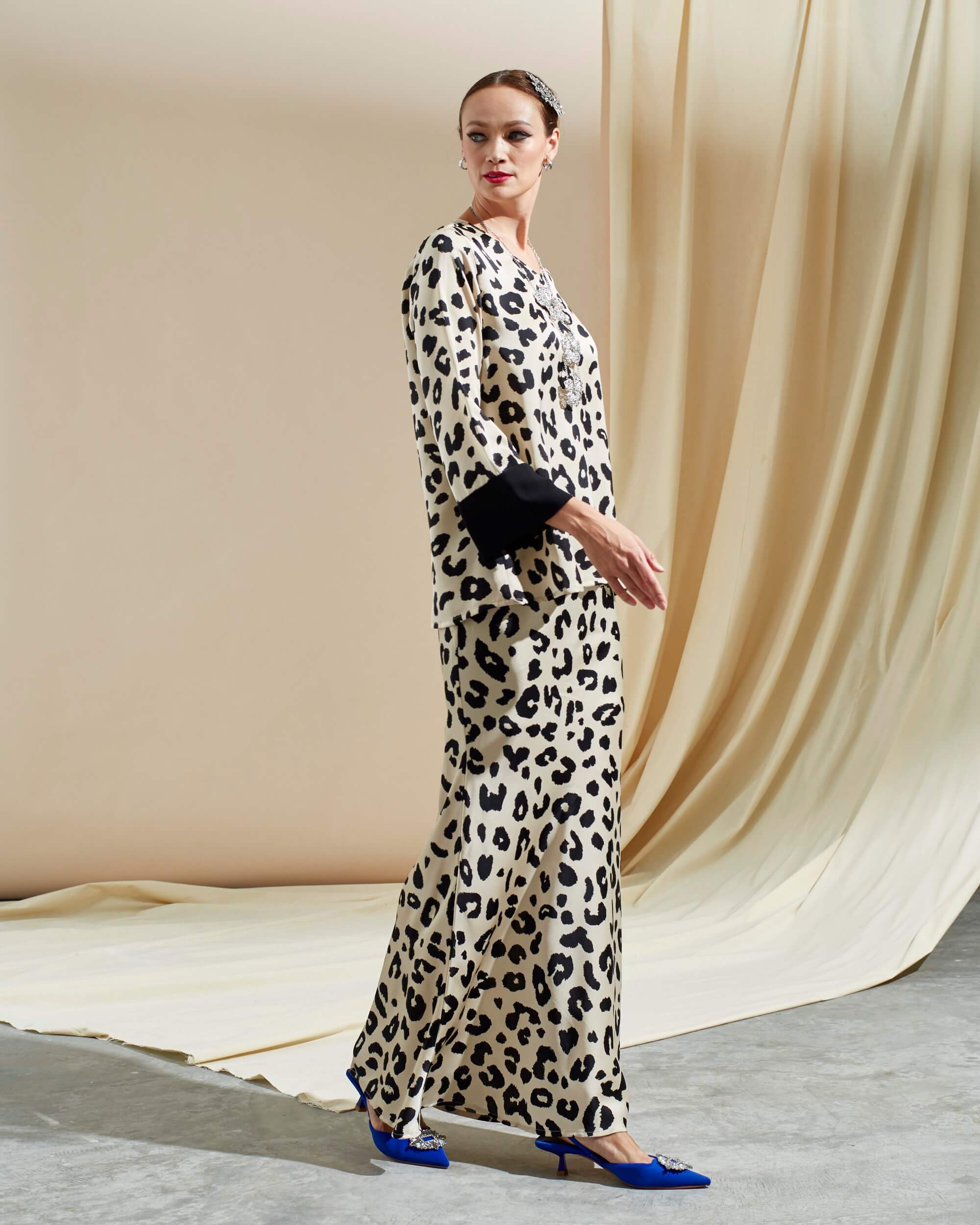 Wafiya Beige Leopard Printed Blouse & Skirts(Set) (2)