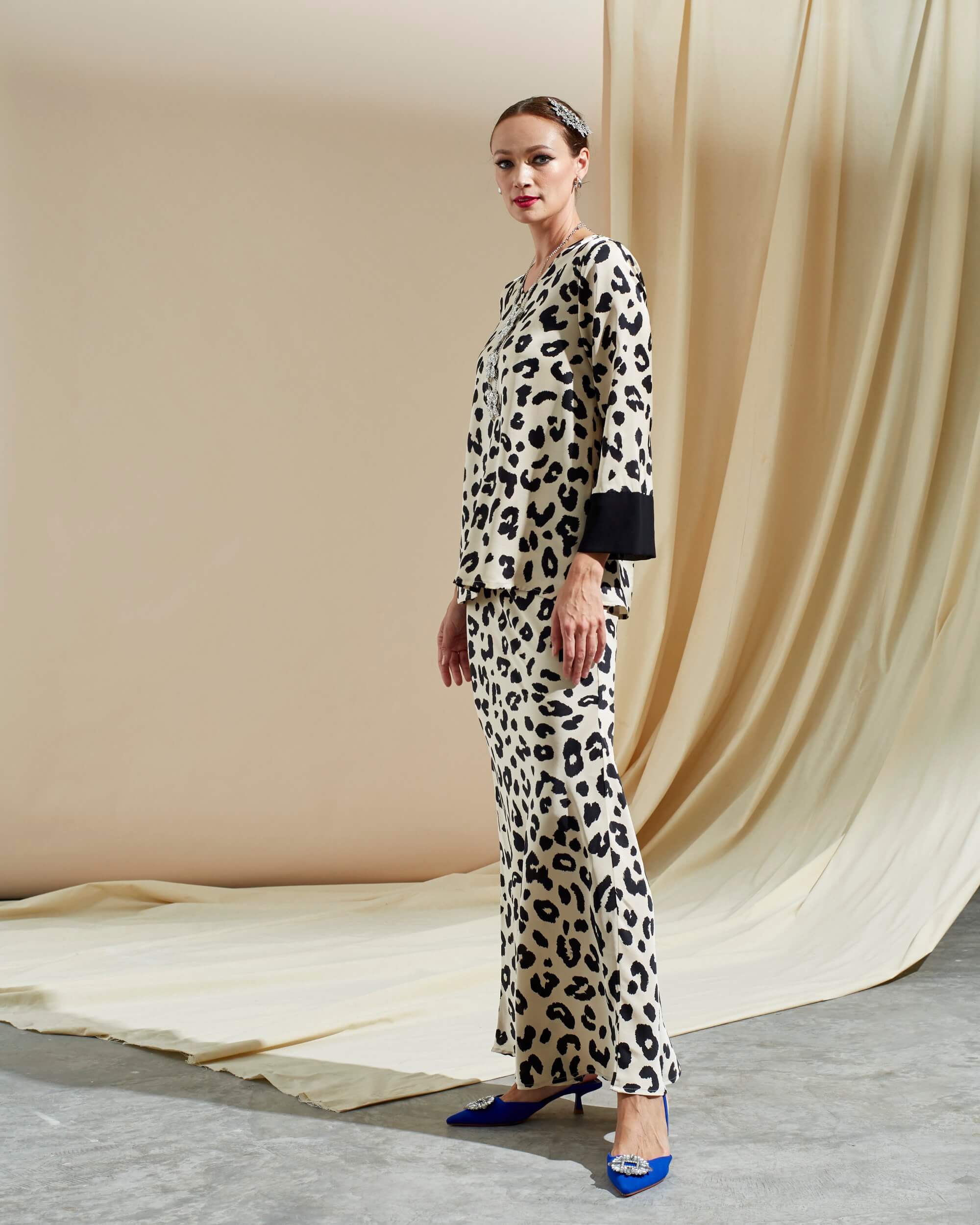 Wafiya Beige Leopard Printed Blouse & Skirts(Set) (3)