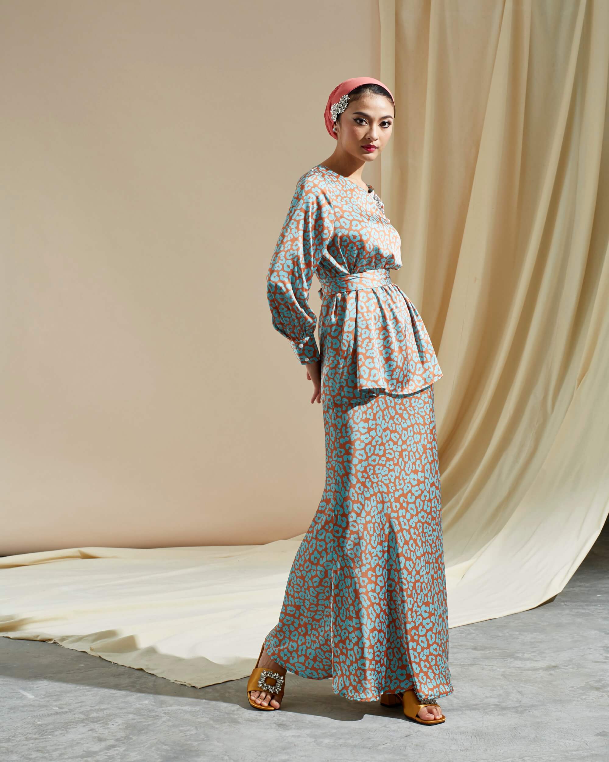 Waqia Turquoise Printed Blouse & Skirt (Set) (2)