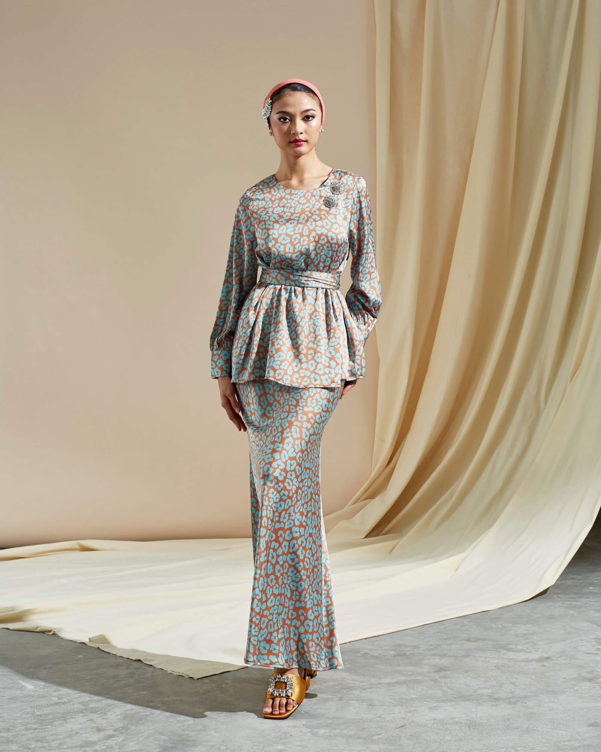 Waqia Turquoise Printed Blouse & Skirt (Set) (3)