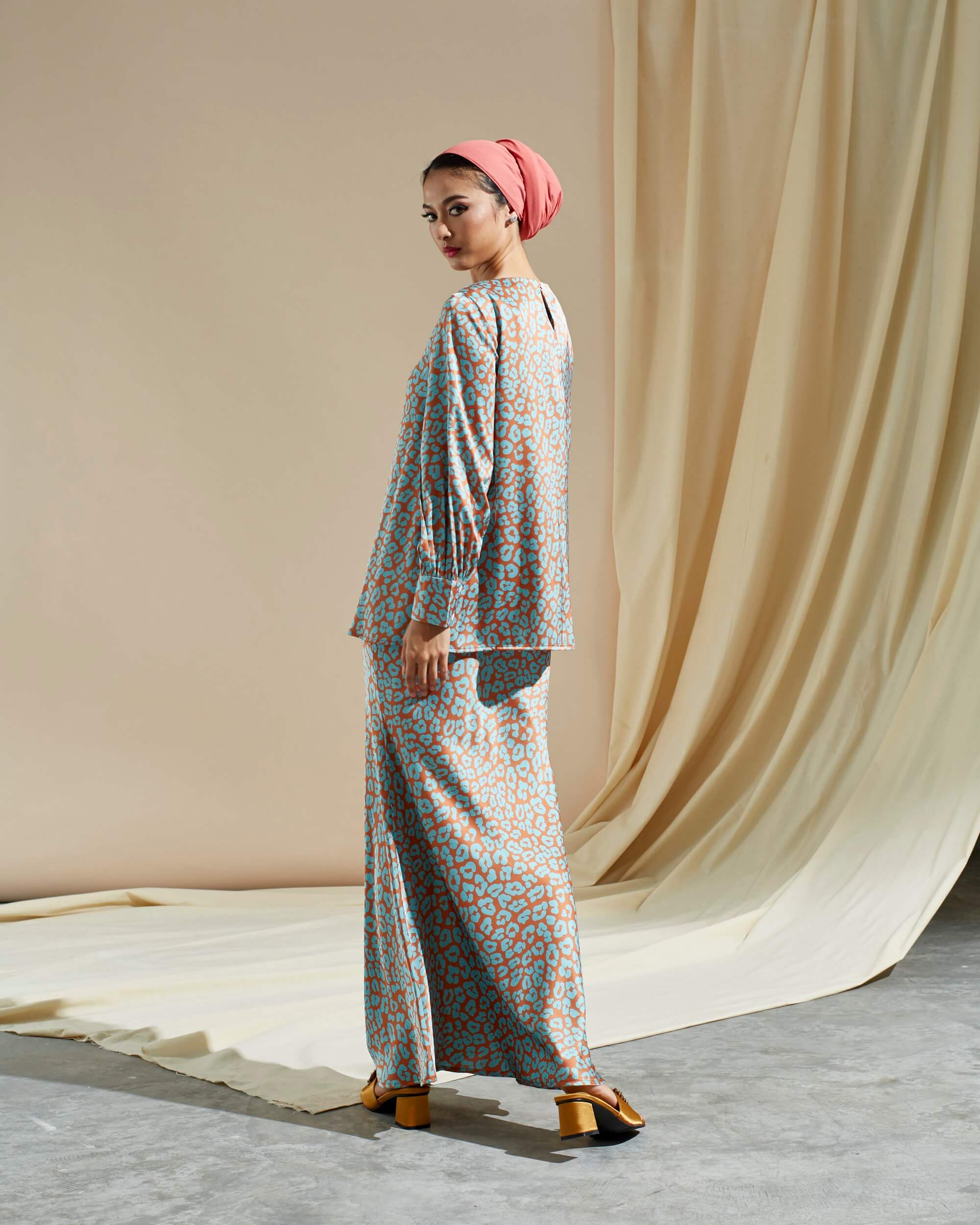 Waqia Turquoise Printed Blouse & Skirt (Set) (4)