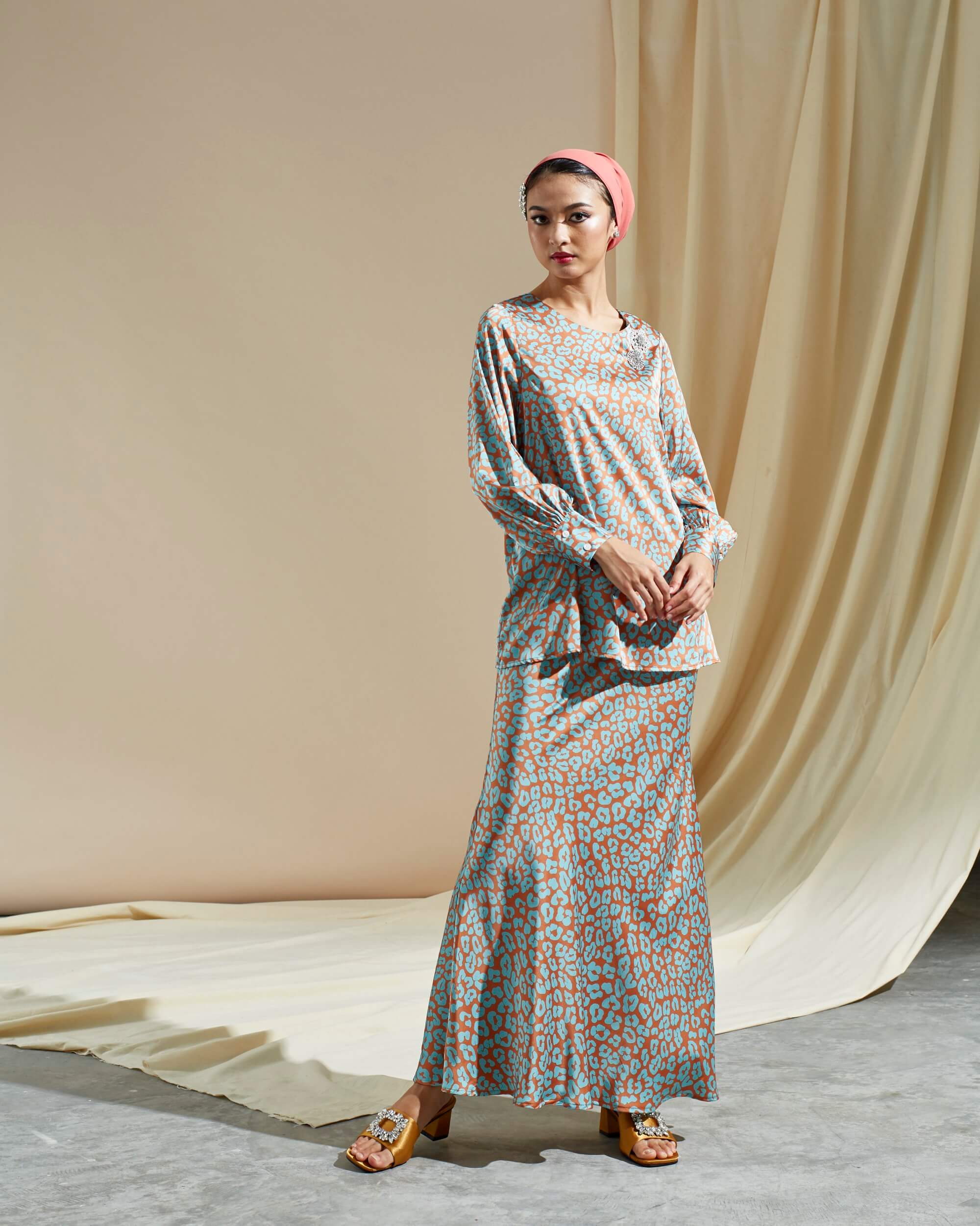 Waqia Turquoise Printed Blouse & Skirt (Set)