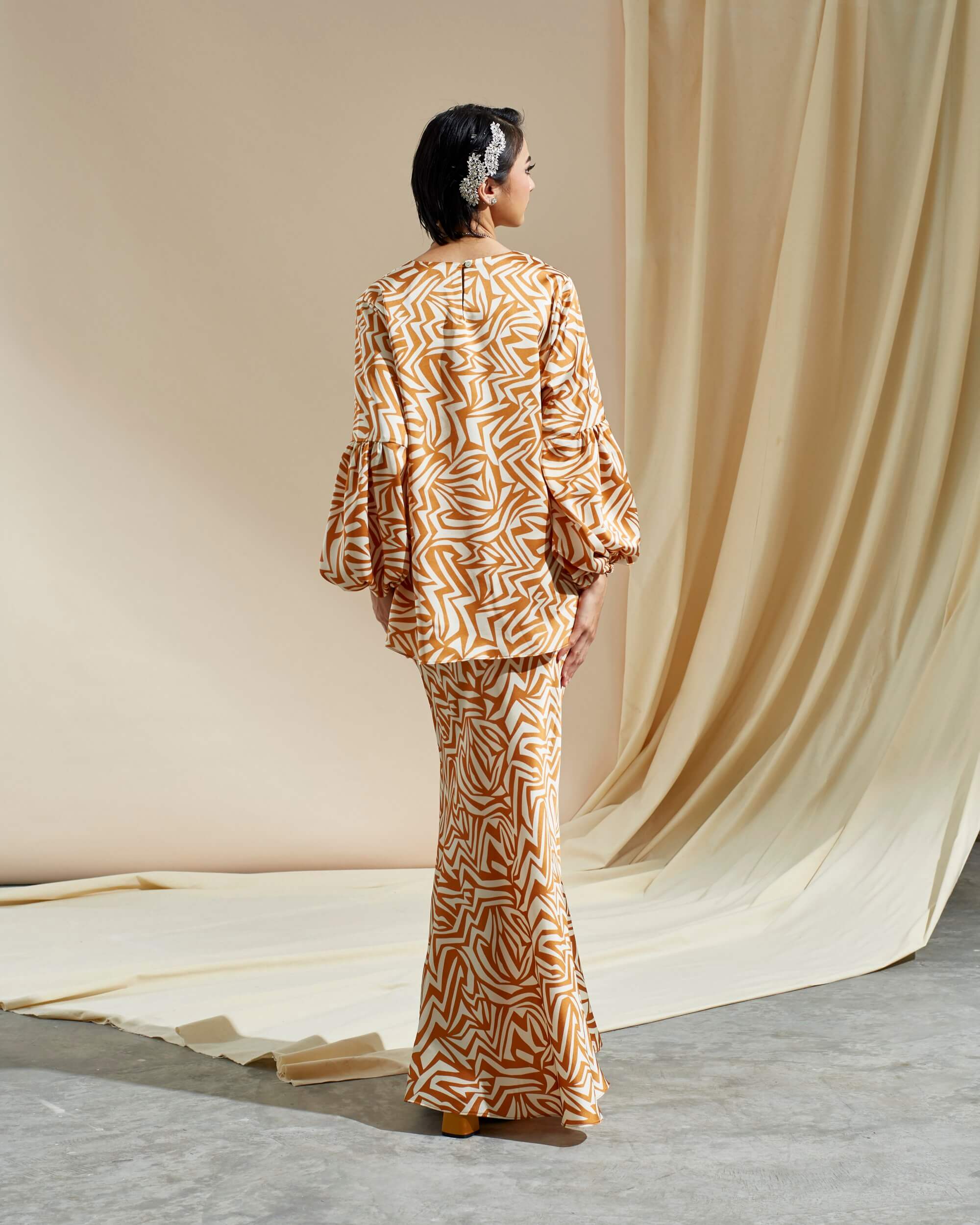 Warisa Brown Abstract Printed Blouse & Skirt (Set) (3)