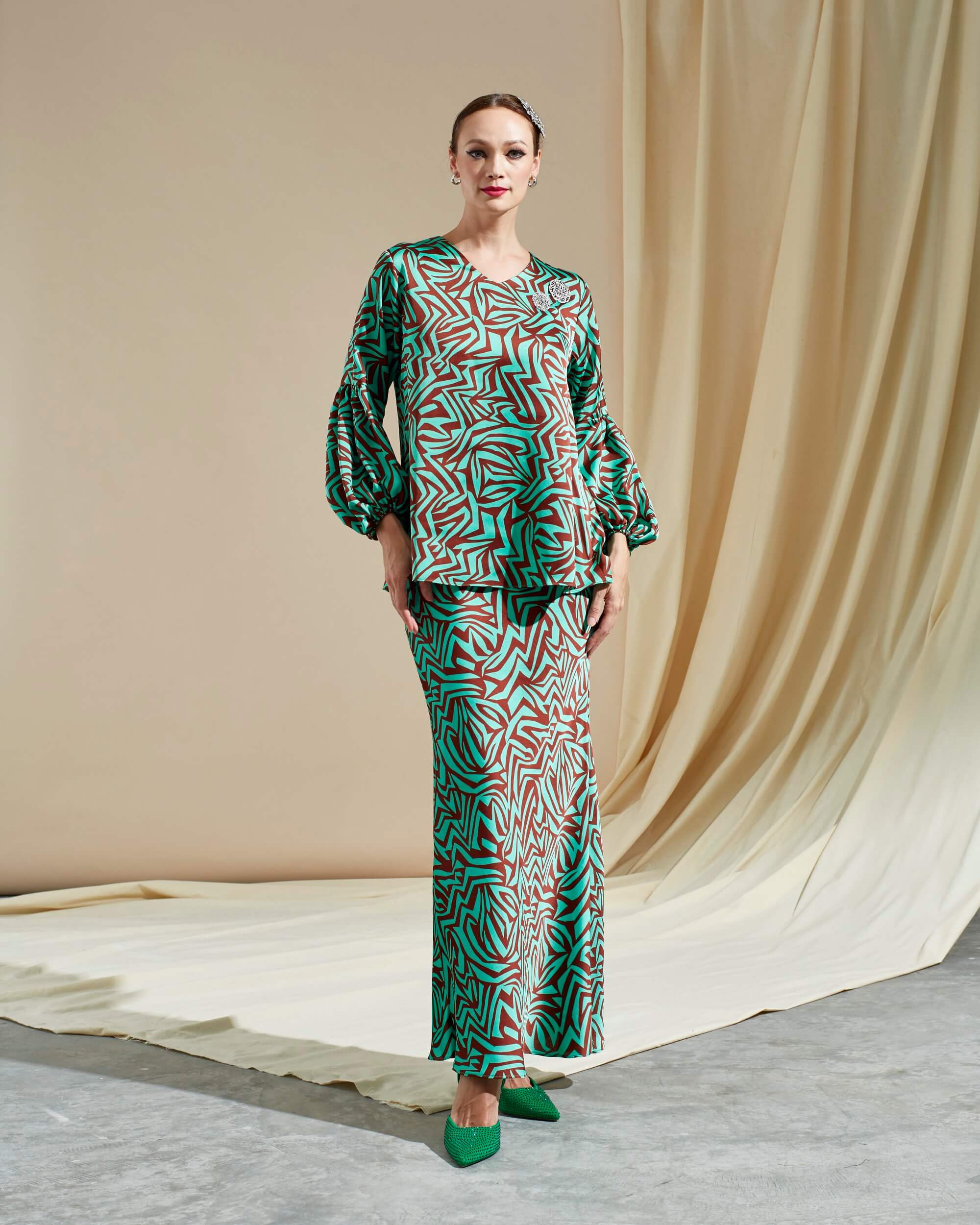 Warisa Green Abstract Printed Blouse & Skirt (Set) (2)