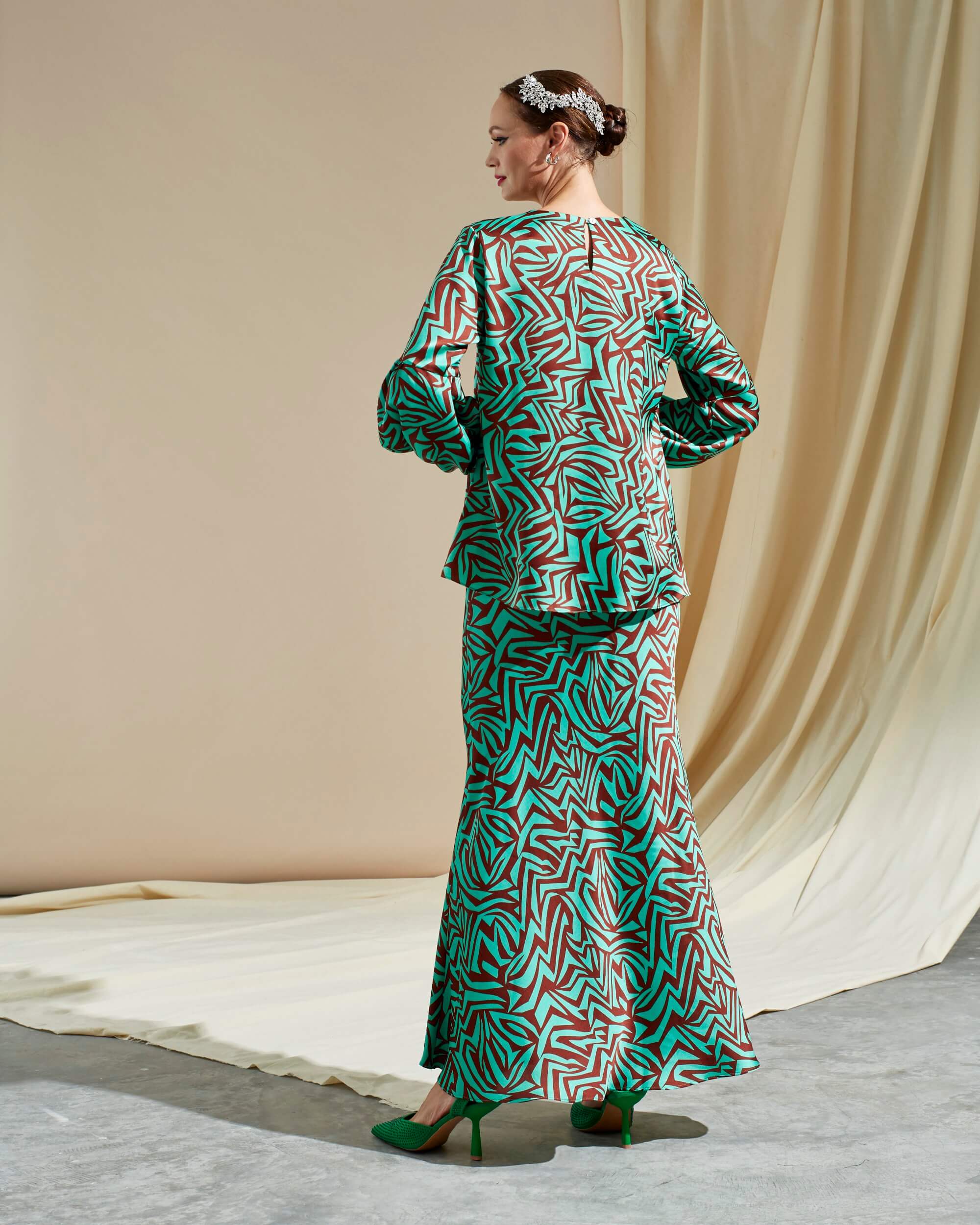 Warisa Green Abstract Printed Blouse & Skirt (Set) (4)
