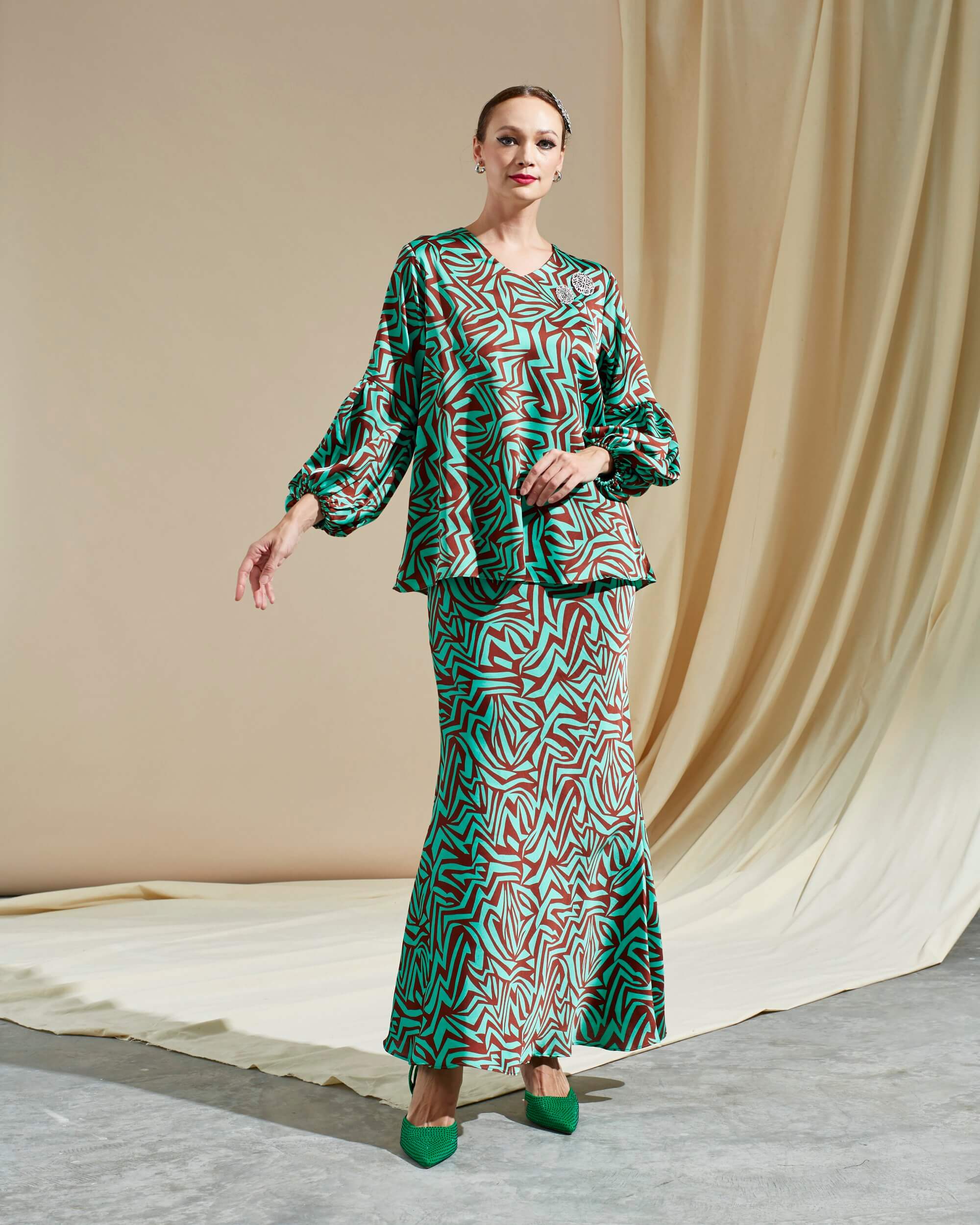 Warisa Green Abstract Printed Blouse & Skirt (Set)