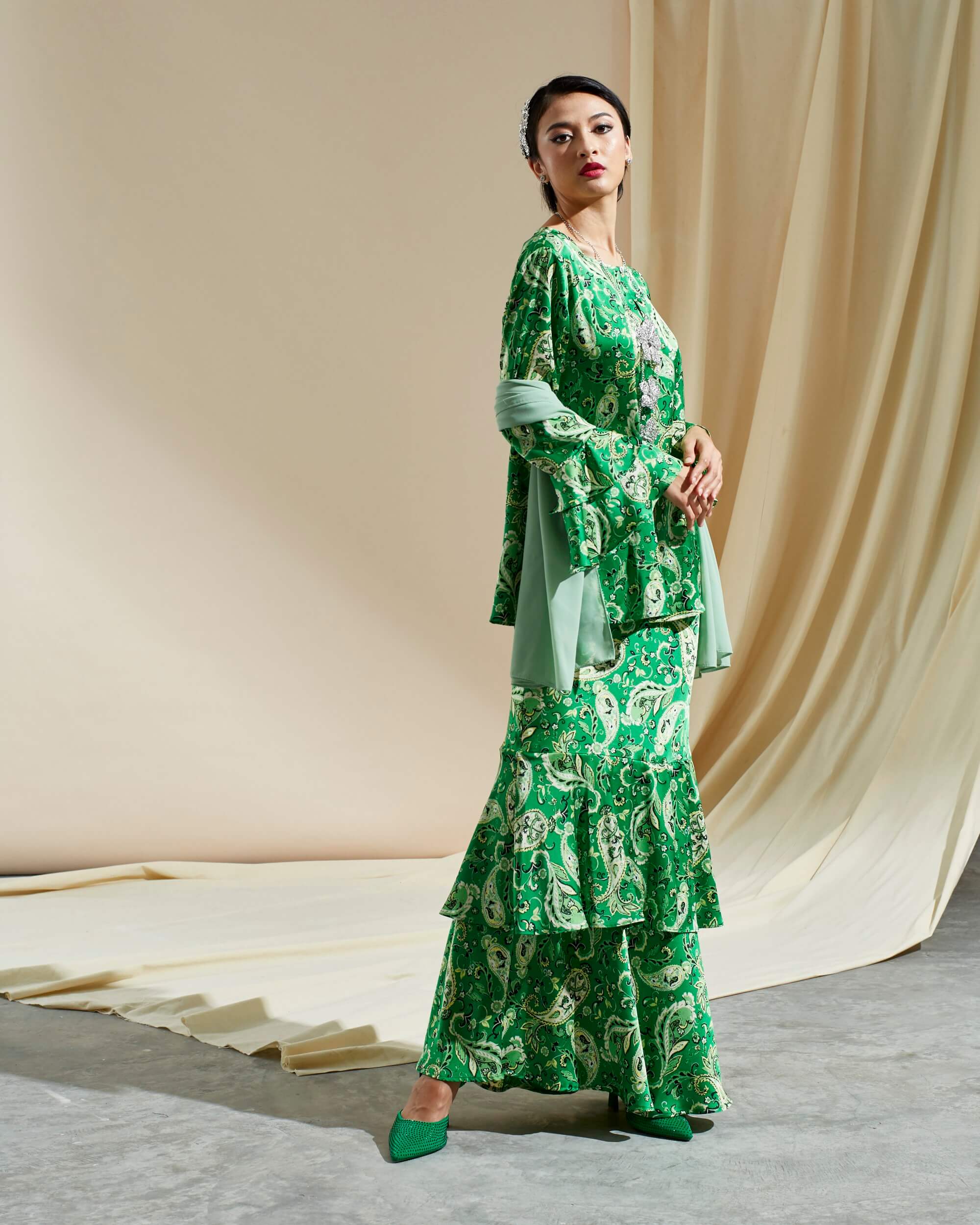 Wafira Green Paisley Printed Blouse & Skirt (Set) (2)