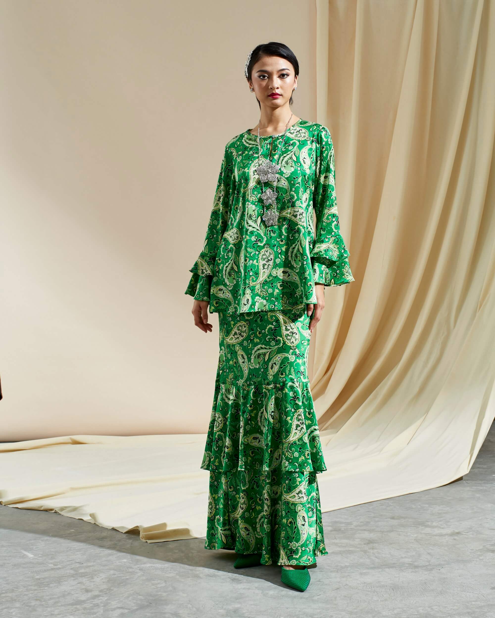 Wafira Green Paisley Printed Blouse & Skirt (Set) (3)