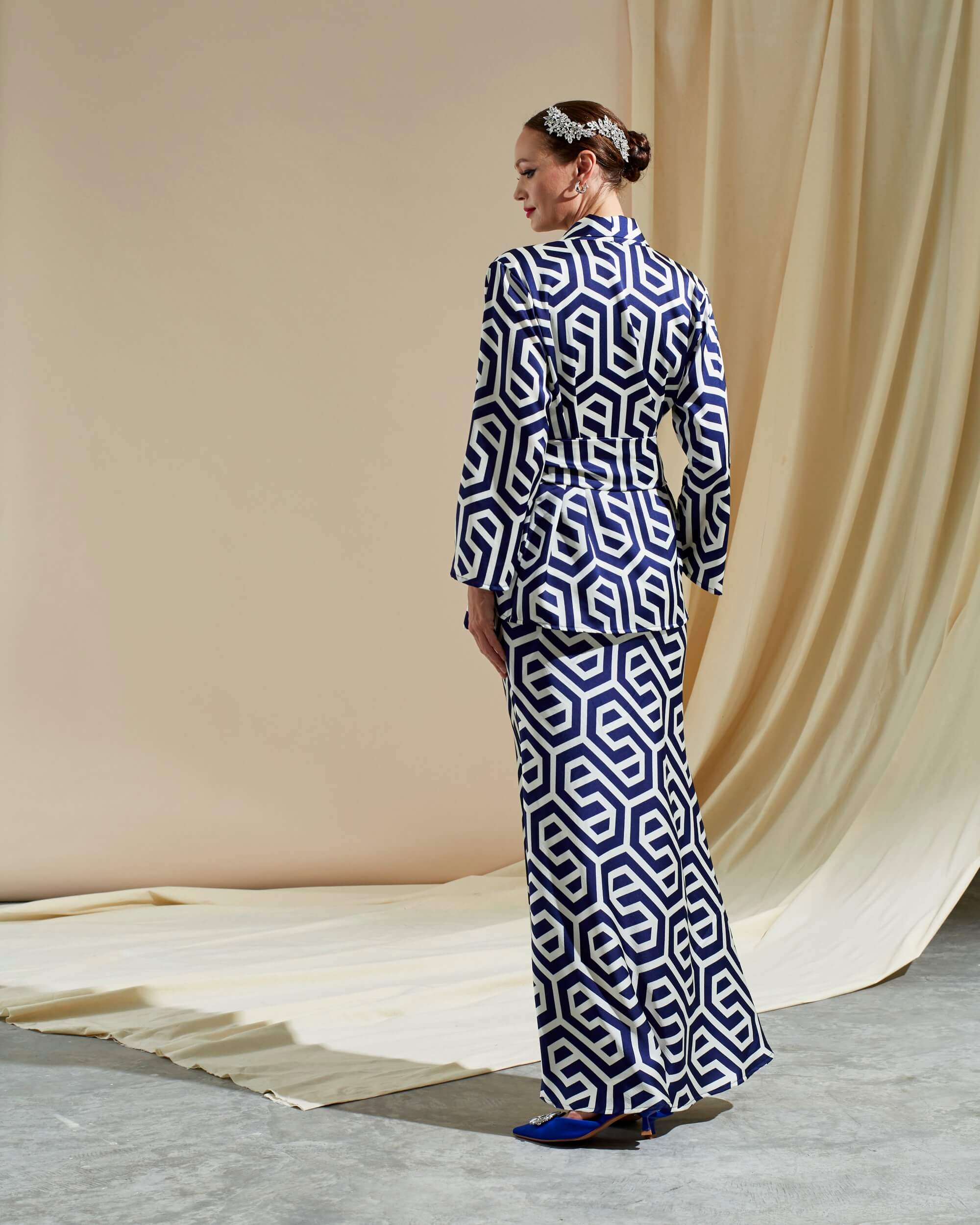 Wajiha Blue White Graphic Printed Blouse & Skirt (Set) (4)