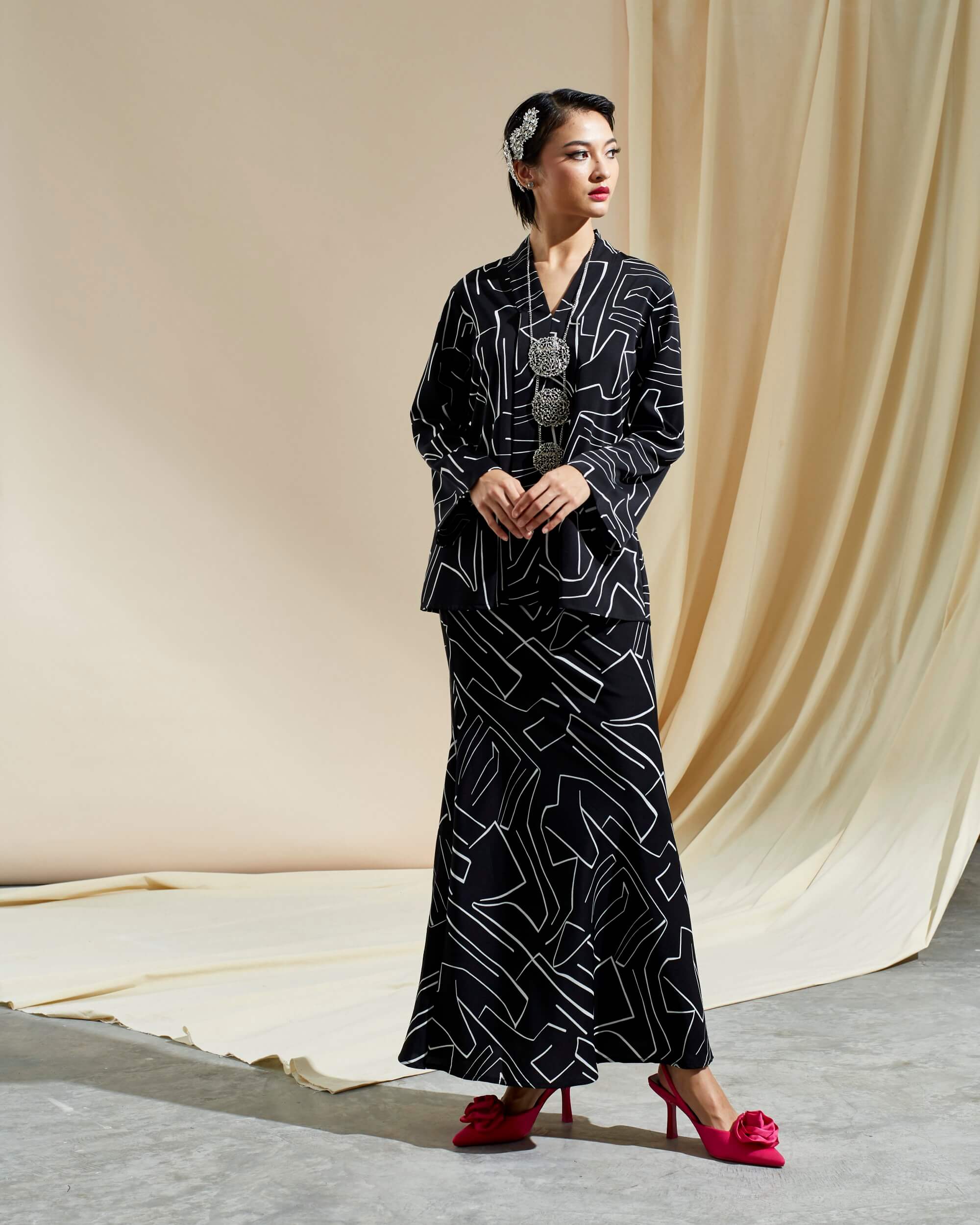 Wasifa Black Abstract Printed Kebaya & Skirt (Set) (3)