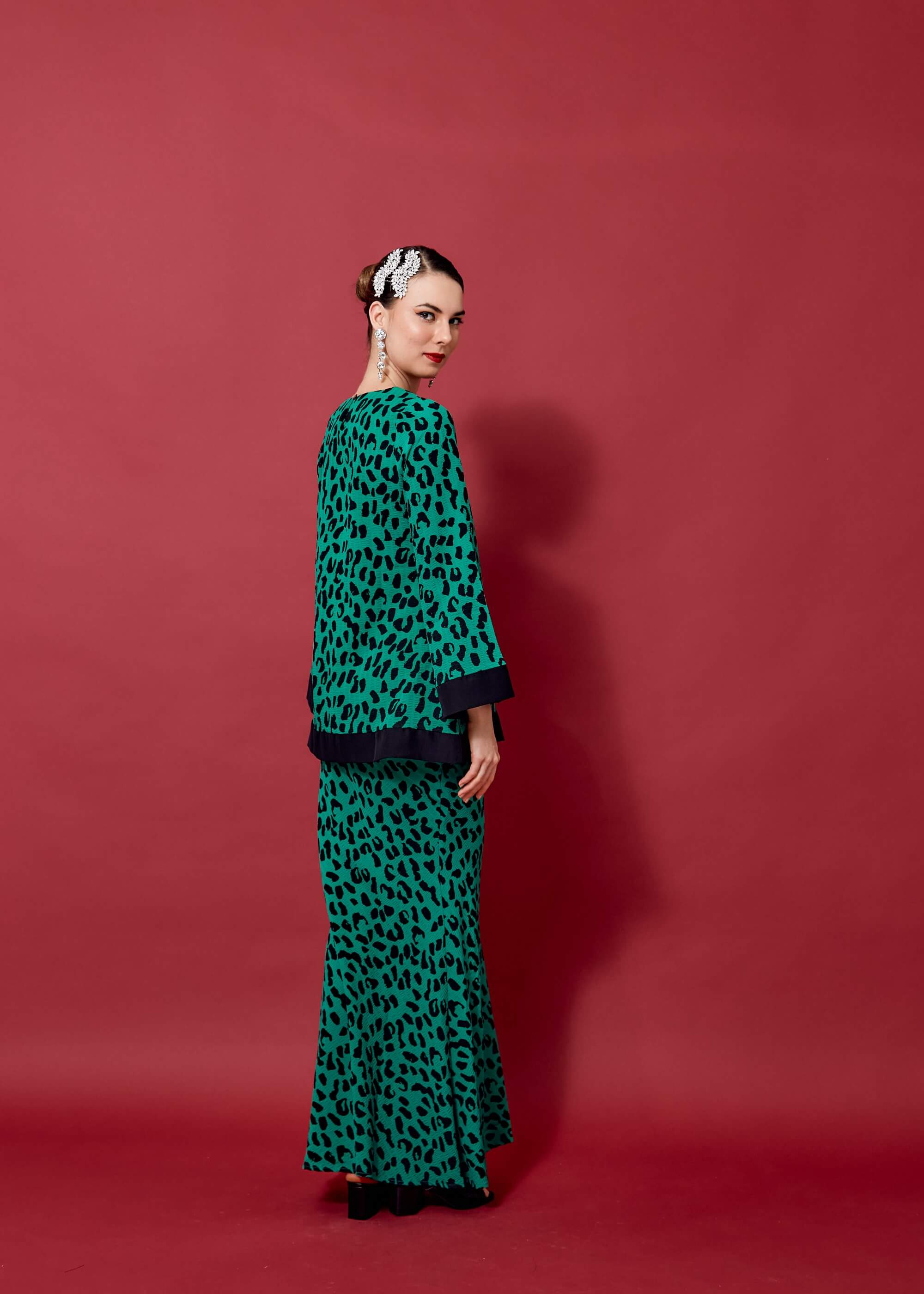 Naqia Green Leopard Printed Blouse & Skirt Set (2)