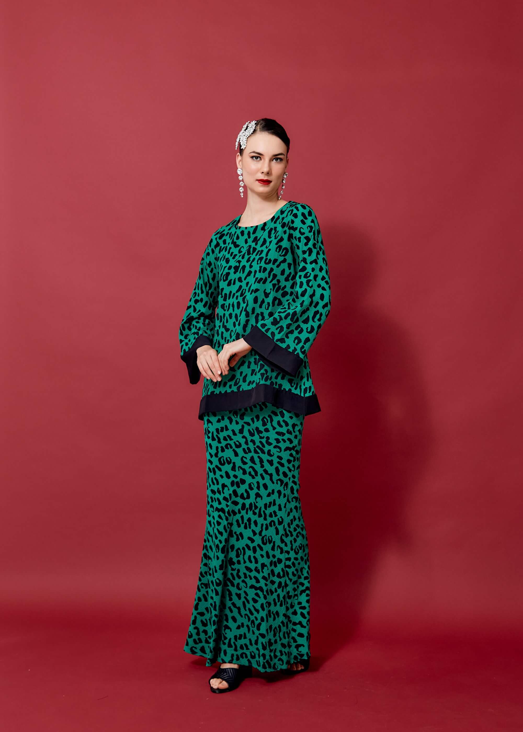 Naqia Green Leopard Printed Blouse & Skirt Set (3)