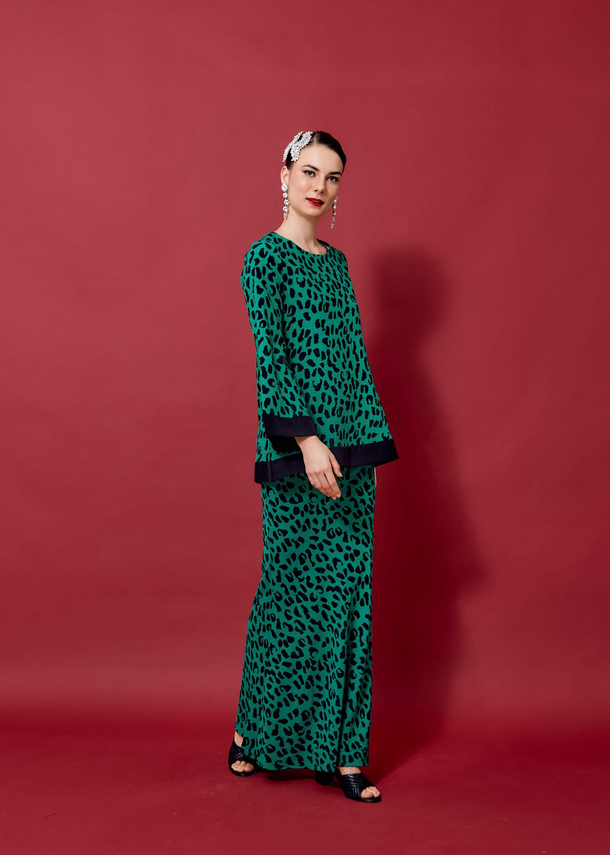 Naqia Green Leopard Printed Blouse & Skirt Set (4)