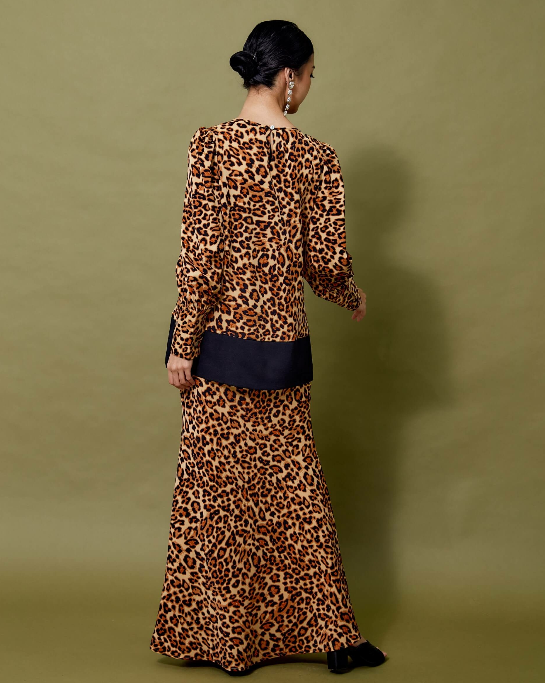 Waqia Brown Leopard Printed Blouse & Skirt Set (2)