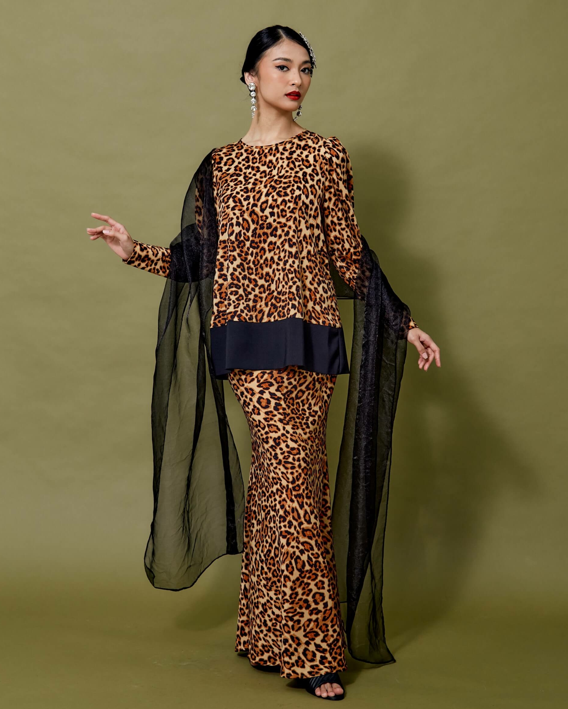 Waqia Brown Leopard Printed Blouse & Skirt Set