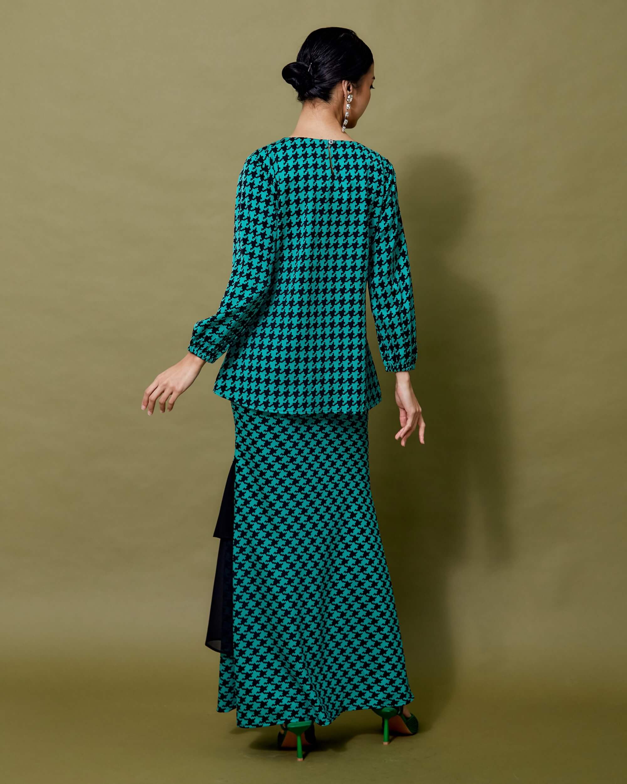 Wafira Green Houndstooth Printed Blouse & Ruffle Skirt Set (2)